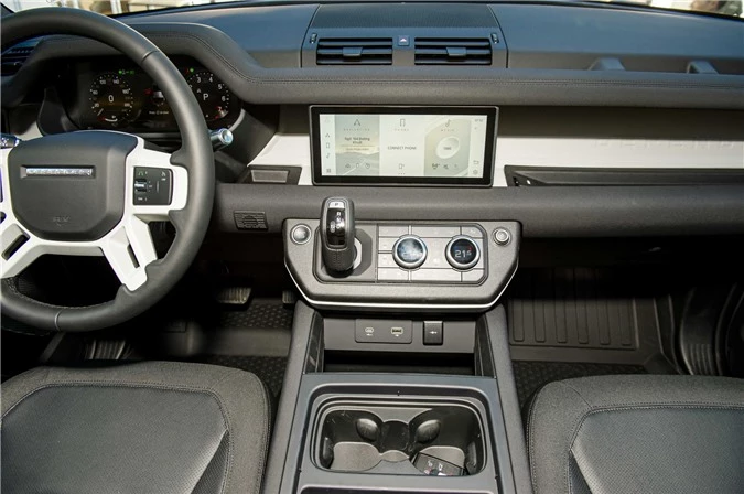 Khu vực điều khiển trung tâm của xe Land Rover Defender thế hệ mới