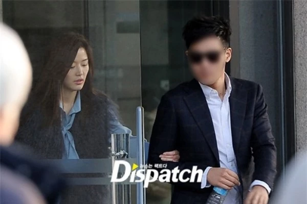 Diễn viên Jeon Ji Hyun và chồng nhiều lần bị bắt gặp hẹn hò.