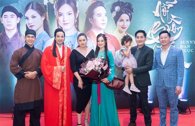 Vợ chồng Phan Như Thảo đưa con gái đi sự kiện. Bé Bồ Câu được đạo diễn Lê Minh (thứ hai từ phải qua) bế.