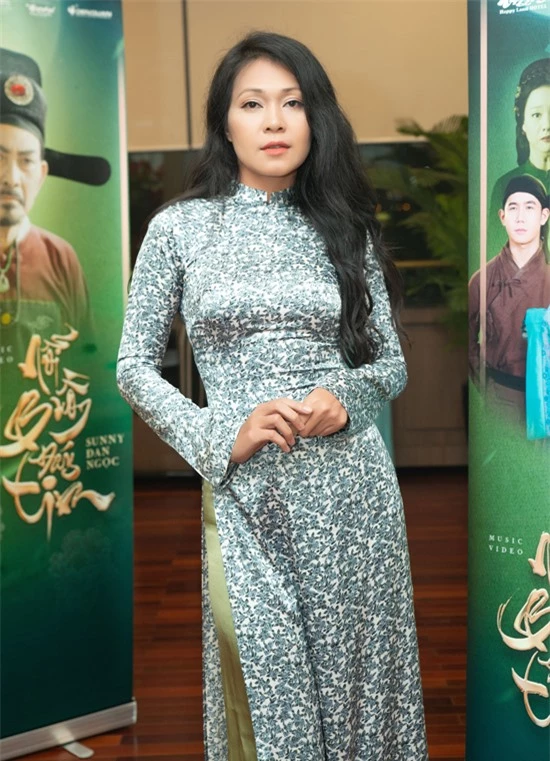 Diễn viên Đinh Y Nhung khoe dáng thon với trang phục truyền thống nền nã.
