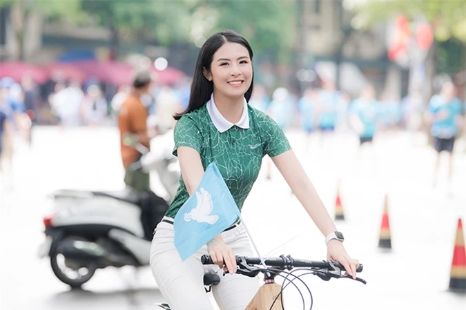 Hoa hậu Ngọc Hân đạp xe, tuyên truyền lối sống xanh ở Hà Nội.