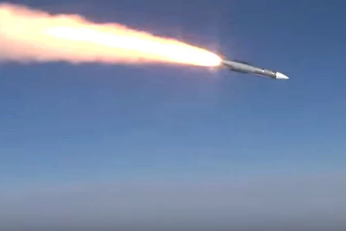 Tên lửa không đối không R-37M được phóng từ tiêm kích Su-35S. Ảnh: TASS.
