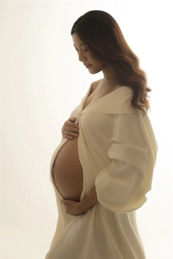 Á hậu Hoàn vũ Việt Nam 2019 khéo léo chọn trang phục tôn bụng bầu. Cô đang mang thai con trai đầu lòng, dự kiến sinh con trong tháng 10.