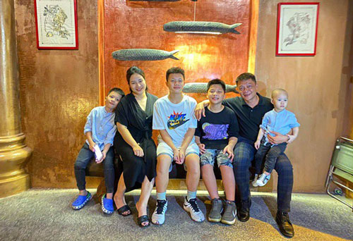 BTV Quang Minh khoe gia đình "tứ quý", dân mạng nhìn ảnh mà thấy phục người vợ