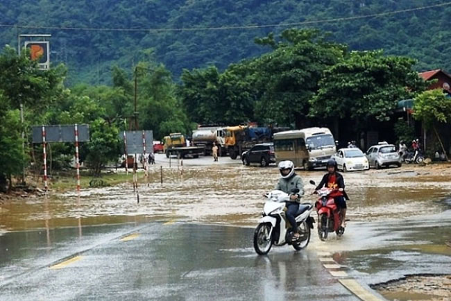 Ảnh hưởng không khí lạnh, vùng núi Bắc Bộ mưa rào và dông rải rác