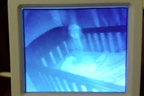 ‘Rùng mình’ trước cảnh mẹ phát hiện cái bóng lạ quanh cũi con