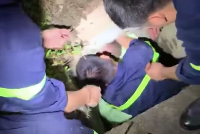 Giải cứu kịp thời bé trai 17 tháng tuổi bị mắc kẹt dưới cống thoát nước