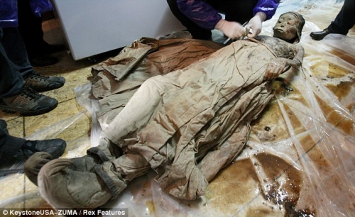 Xác ướp nguyên vẹn này được tìm thấy tại Trung Quốc vào năm 2011. Ảnh Daily Mail