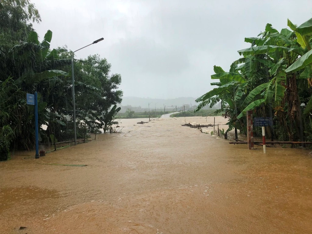 Ngầm Bến Sú về xã Xuân Hóa (huyện Minh Hóa, Quảng Bình) bị ngập sâu do mưa lớn.
