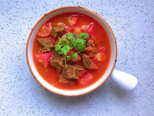 Cách nấu thịt bò hầm cà chua vừa làm canh, vừa có súp thơm lừng cả bếp