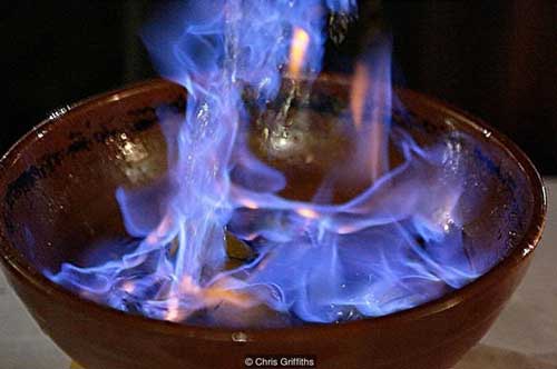 Rùng mình về nghi lễ người dân uống 'lửa xanh' để xua đuổi ma quỷ