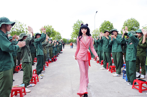 Siêu mẫu Jessica Minh Anh truyền cảm hứng cho hàng nghìn sinh viên