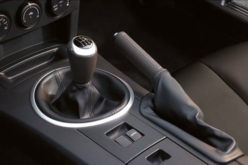 Sơ suất nhỏ hậu quả lớn mọi tài xế nên biết nếu quên hạ phanh tay khi đỗ ô tô