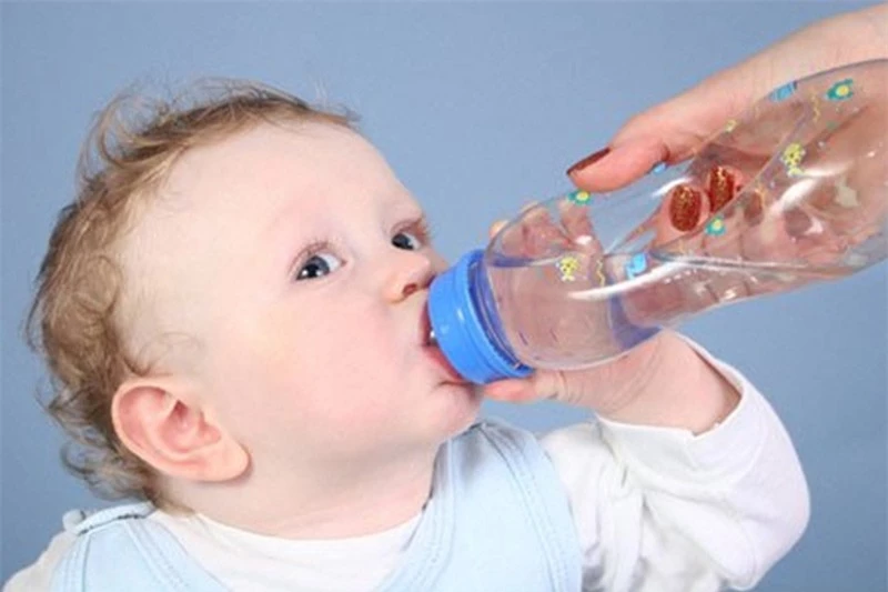 Trẻ dưới 6 tháng tuổi không cần uống thêm nước. Sữa mẹ vẫn là nguồn cung cấp dinh dưỡng và nước chính cho trẻ trong giai đoạn này. 