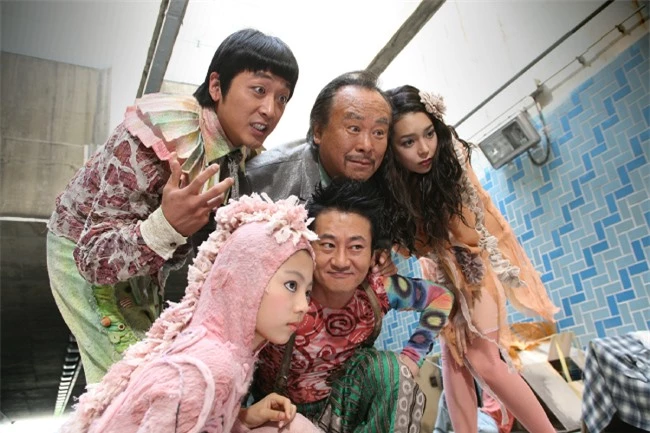 Phim The Fox Family (2006): Núp bóng trong một gánh xiếc, gia đình cáo chín đuôi luôn khao khát biến hình thông qua nghi thức hiến tế người và moi gan ăn sống vào đêm nguyệt thực - sự kiện chỉ diễn ra đúng 1.000 năm một lần. Mọi chuyện đang tiến triển vô cùng thuận lợi thì trớ trêu thay, cô con gái cả nhà họ (Park Shi Yeon đóng) lại sớm cảm nắng Gi Dong - tay cảnh sát luôn nghi ngờ danh tính thật của gia đình này. Phim đem đến nhiều tình huống hài hước, gây cười cho khán giả.