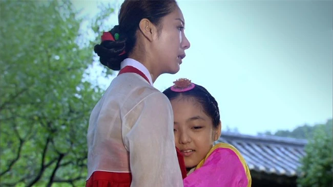 Phim Tale of The Fox’s Child (2010): Bộ phim xoay quanh Yeon Yi (Kim Yoo Jung đóng), đứa trẻ mang dòng máu lai giữa người và cửu vĩ hồ (cáo chín đuôi). Nhằm bảo vệ con gái, bà mẹ San Daek (Han Eun Jung đóng) đã đưa con đến ẩn náu tại một ngôi làng hẻo lánh. Thế nhưng lúc vừa tròn 10 tuổi, bản năng thèm khát máu tươi của hồ ly nơi Yeon Yi bỗng bắt đầu trỗi dậy, buộc cô bé phải học cách che giấu chúng để tránh bị hàng xóm phát giác...