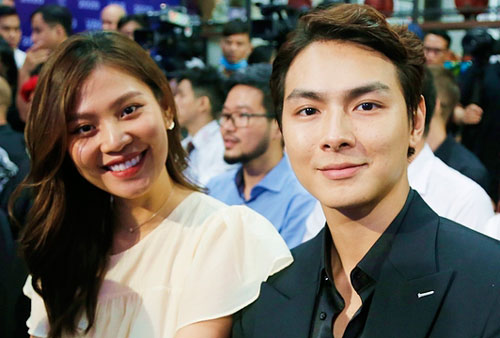 Chúng Huyền Thanh bế bầu đi event với chồng