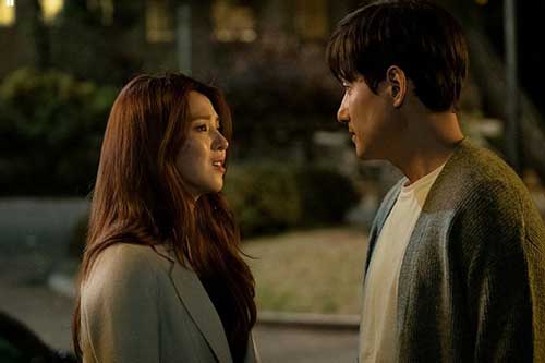 Vợ bỏ hai con ở nhà khăng khăng đi làm, một lần tăng ca về muộn, tôi "chết đứng" nhìn tận mắt công việc của vợ, sốc nhất là lời tuyên bố của cô ấy