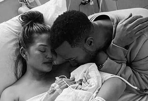 Ca sĩ John Legend - 'người đàn ông quyến rũ nhất 2019' và vợ đau lòng khi mất đi đứa con thứ ba