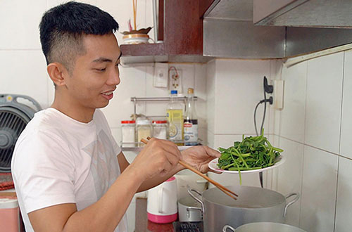 Phan Hiển lần đầu đi chợ, nấu cơm