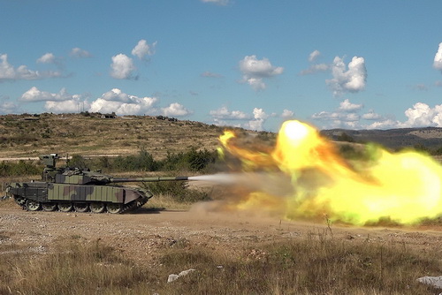 Xe tăng chiến đấu chủ lực M-84AS1 của Serbia bắn đạn thật trên thao trường. Ảnh: TASS.