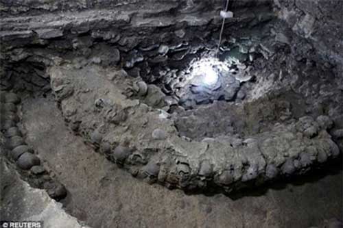 Bí ẩn 'tháp đầu lâu' với hàng trăm chiếc sọ người được chôn dưới lòng đất