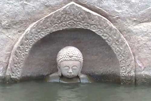 Bí ẩn bức tượng 600 tuổi, cao 3,8 mét 'mọc' giữa hồ nước gây sốt