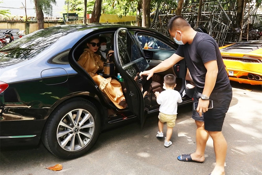 Gia đình Giang Hồng Ngọc xuất hiện bằng một chiếc xe sang. Nữ ca sĩ được ông xã tận tình mở cửa khi bước xuống ôtô.