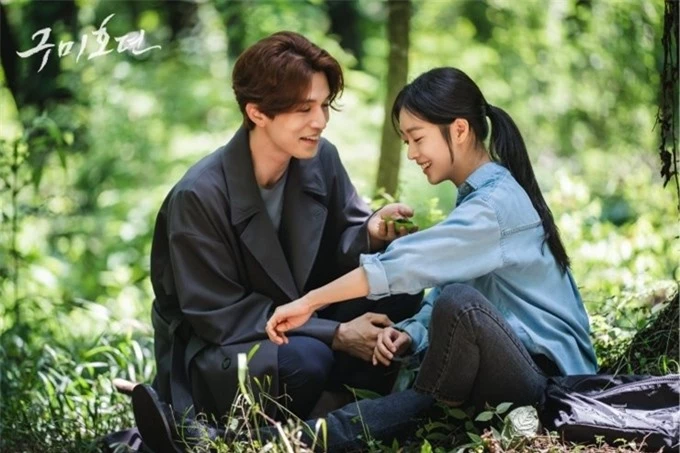 Lee Dong Wook và Jo Bo Ah thân mật trong một cảnh phim.