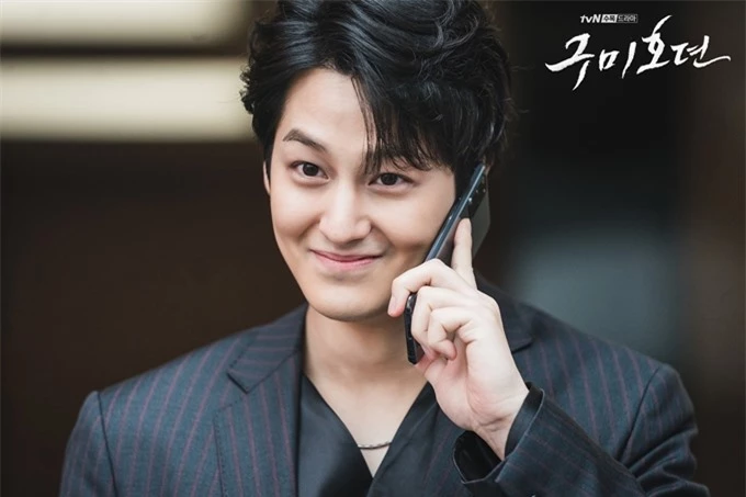 Kim Bum khoe vẻ điển trai không tuổi trong những hình ảnh được hé lộ đầu tiên của phim. Vẻ ngạo mạn và điệu cười bí hiểm khiến anh được chờ đợi trong phim này, dù vào vai phản diện.