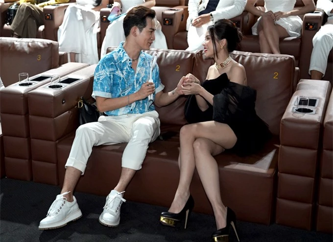 Ali Hoàng Dương trò chuyện thân thiết, nắm tay Sam trong buổi họp báo công bố show Vô lăng tình yêu.