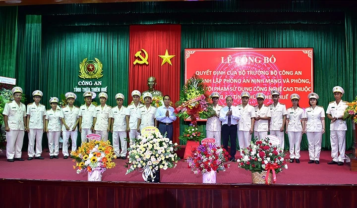 Lãnh đạo tỉnh Thừa Thiên Huế tặng hoa chúc mừng đội ngũ cán bộ, chiến sỹ Phòng An ninh mạng và phòng, chống tội phạm sử dụng công nghệ cao thuộc Công an tỉnh.