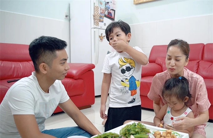 Cả gia đình thưởng thức thành quả sau một ngày vật lộn với nấu nướng của Phan Hiển.