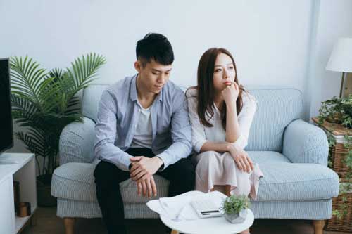 Không đồng tình với yêu cầu ép buộc của cả nhà vợ, tôi bỏ về nhưng vừa dắt xe ra cổng, bố vợ đã ném bình trà theo sau