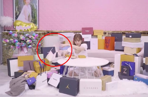 Phản ứng của Ngọc Trinh khi bị chỉ trích quăng quà sinh nhật của bạn bè nghệ sĩ tặng