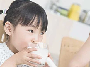 3 loại đồ uống mẹ cần cho bé tránh xa vào buổi tối