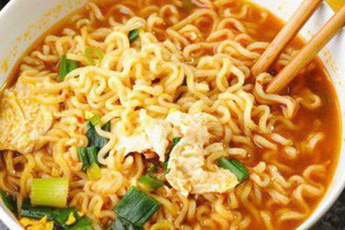 4 sai lầm khi cho bé ăn mì tôm dễ gây bệnh, nhất là điều thứ 2