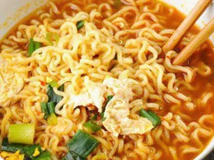 4 sai lầm khi cho bé ăn mì tôm dễ gây bệnh, nhất là điều thứ 2