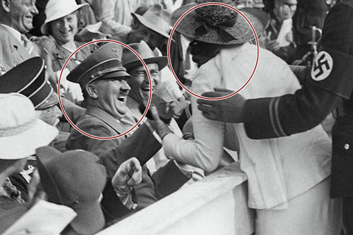 Trùm phát xít Hitler bất ngờ bị 1 phụ nữ Mỹ sấn tới hôn tới tấp