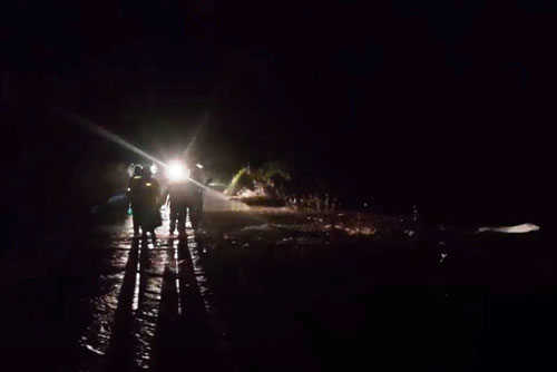 Mưa lớn, hai bố con bị lũ cuốn trôi