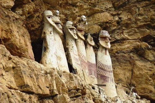 Peru: Bí ẩn quan tài hình nhân trên vách đá dựng đứng