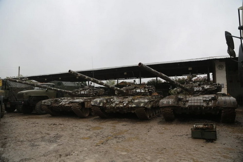 Xe tăng chiến đấu chủ lực T-72 cùng xe tải của Armenia bị Azerbaijan bắt giữ tại Nagorno-Karabakh. Ảnh: TASS.