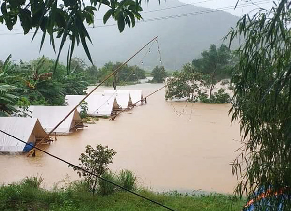 Mưa lũ lớn kéo dài đang gây ngập lụt nặng tại nhiều địa bàn ở miền Trung
