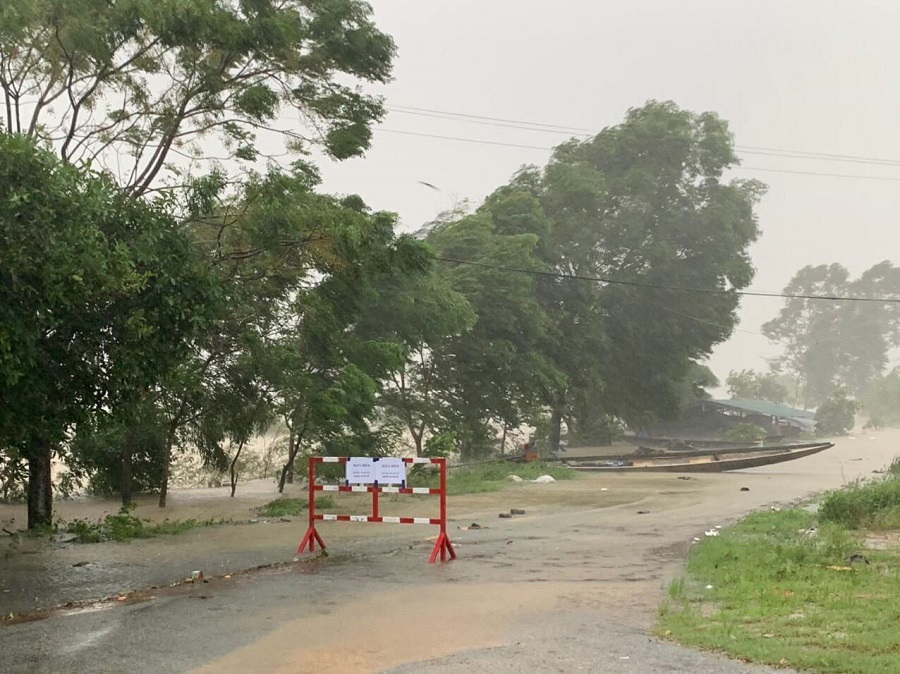 Mưa lớn kéo dài khiến nhiều nơi ở Thừa Thiên Huế bị ngập lụt.
