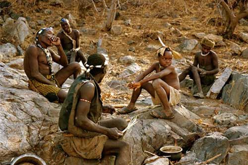 Kỳ lạ bộ tộc không thích văn minh, ăn lông ở lỗ như thời tiền sử