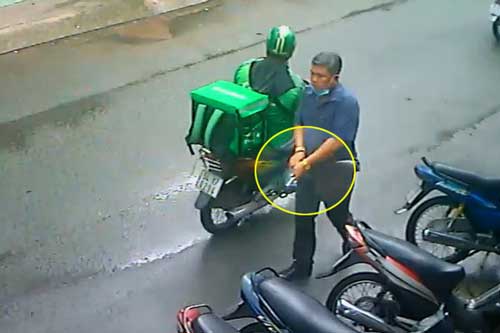 Công an xác minh người đàn ông cầm súng dọa 2 phụ nữ ở TP.HCM