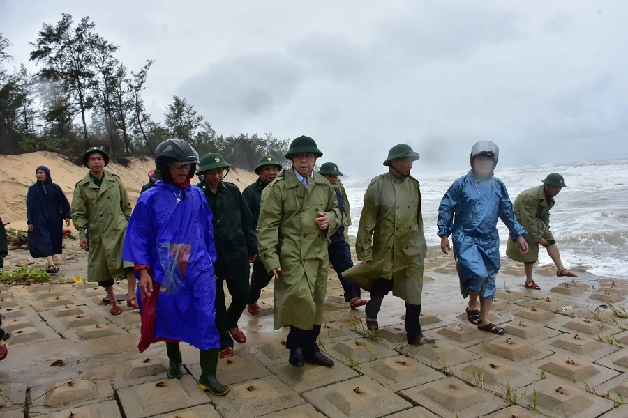 Chủ tịch UBND tỉnh Thừa Thiên Huế kiểm tra công tác khắc phục mưa lũ ở vùng biển của tỉnh.
