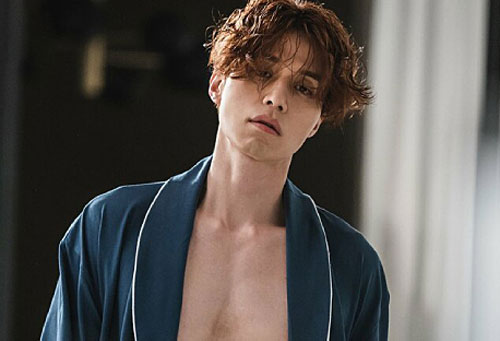 Lee Dong Wook khoe khéo thân hình cơ bắp