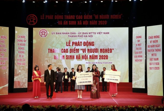 Bà Trần Tuyết Nhung – Phó Tổng Giám đốc Tập đoàn BRG đại diện trao ủng hộ 1 tỷ đồng cho Quỹ “Vì người nghèo”