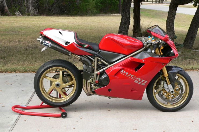 6. Ducati 916.